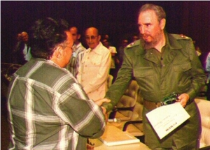 Fidel Castro Ruz reconociendo la labor realizada por Arístides Berenguer, fundador del CNEA.